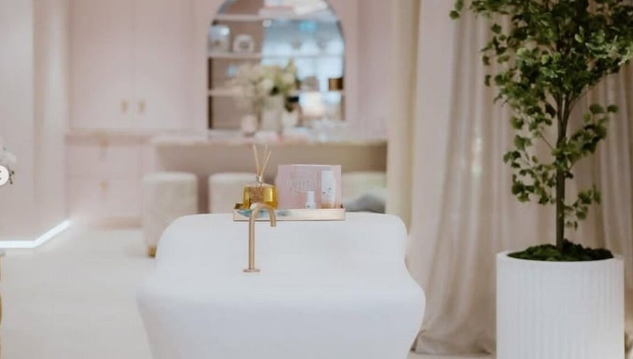 Immagine 1, KJ Manicurist