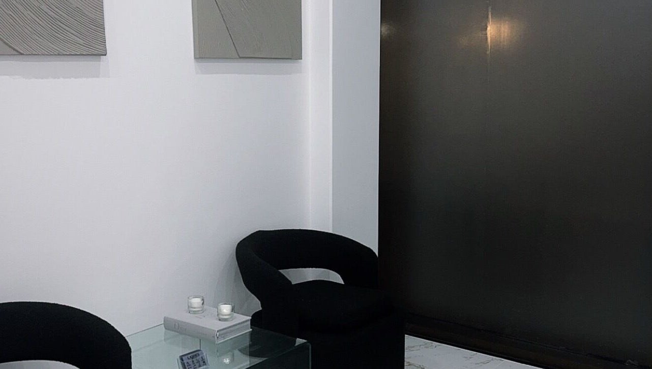 Moderne hjørne ved ALASH BEAUTY i København, Denmark, DK med elegant sort stol og minimalistisk indretning.