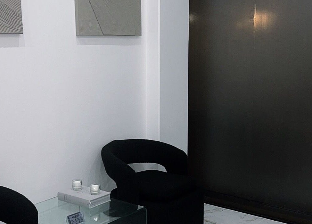 Moderne hjørne ved ALASH BEAUTY i København, Denmark, DK med elegant sort stol og minimalistisk indretning.