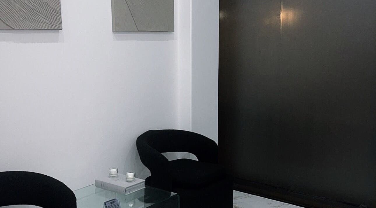 Moderne hjørne ved ALASH BEAUTY i København, Denmark, DK med elegant sort stol og minimalistisk indretning.