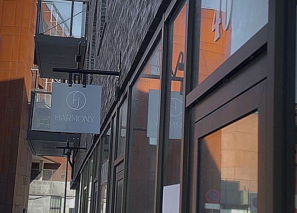 ALASH BEAUTY facade med moderne design i København, Denmark, DK. Skønhedsoplevelse før indgangen.