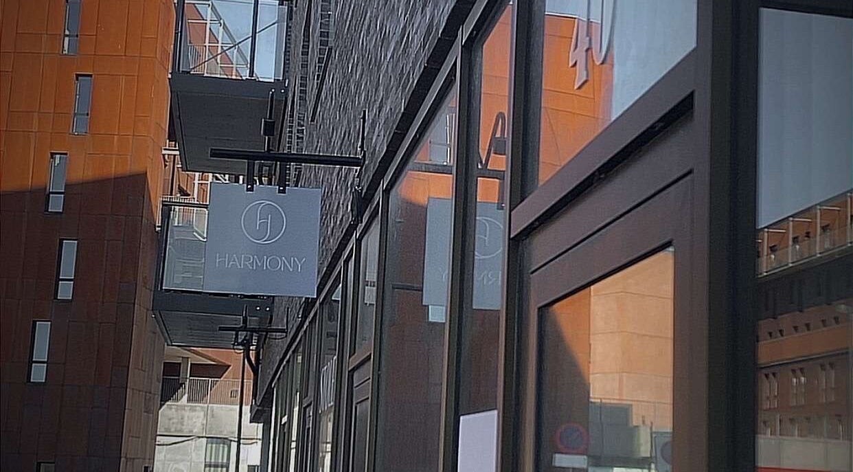 ALASH BEAUTY facade med moderne design i København, Denmark, DK. Skønhedsoplevelse før indgangen.