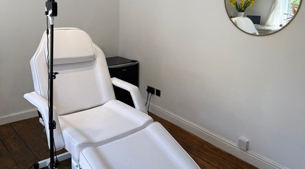 Tranquil treatment room at Rare Aesthetics UK, Brighton And Hove, GB featuring an adjustable white chair.