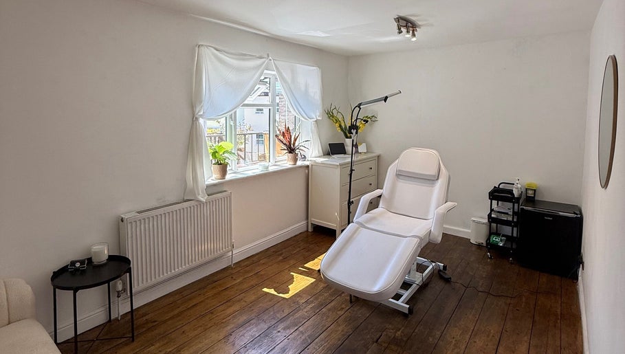 Bright, minimalistic treatment room at Rare Aesthetics UK, Brighton And Hove, GB with comfy white chair.
