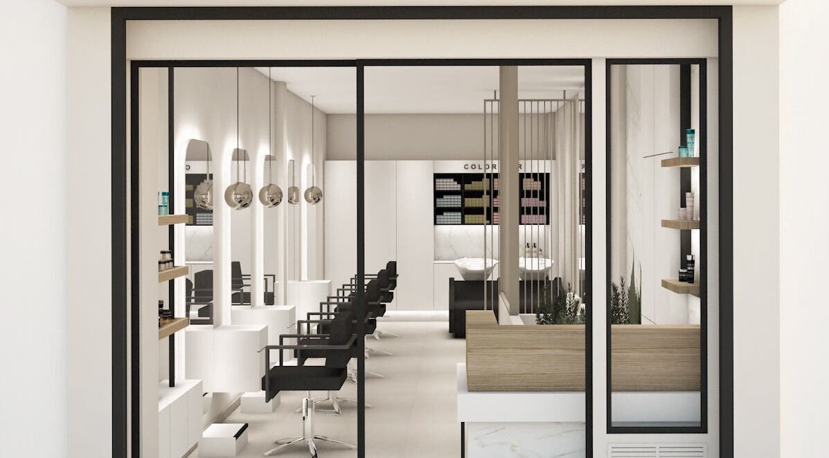 Το Aliona Moga luxury hair salon στην Αθήνα, GR, με μοντέρνα διακόσμηση και άνετες καρέκλες περιποίησης.