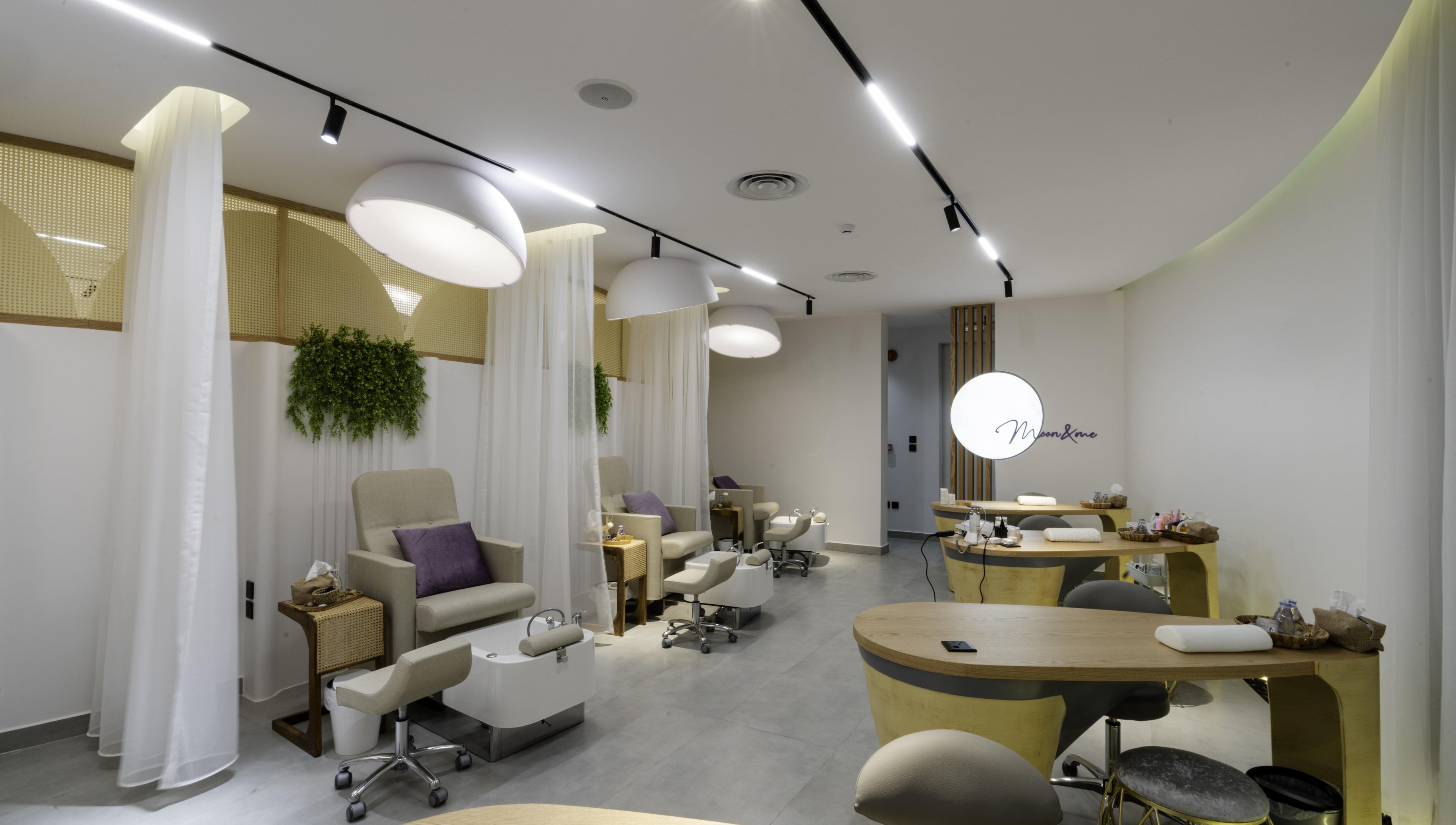 ديكور داخلي راقي في Moon and Me Salon بالرياض، منطقة الرياض، SA، يعزز الجمال والعافية.