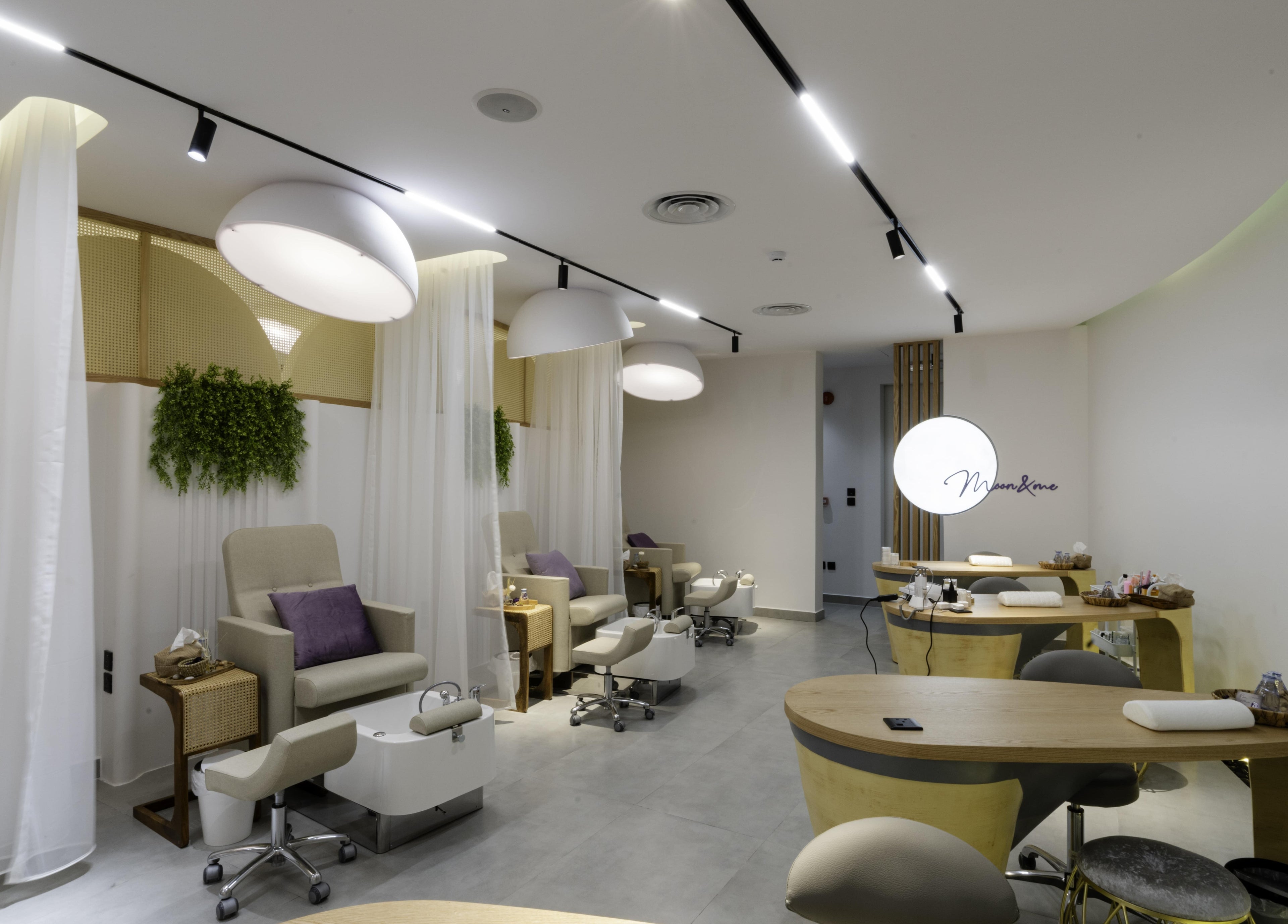 ديكور داخلي راقي في Moon and Me Salon بالرياض، منطقة الرياض، SA، يعزز الجمال والعافية.