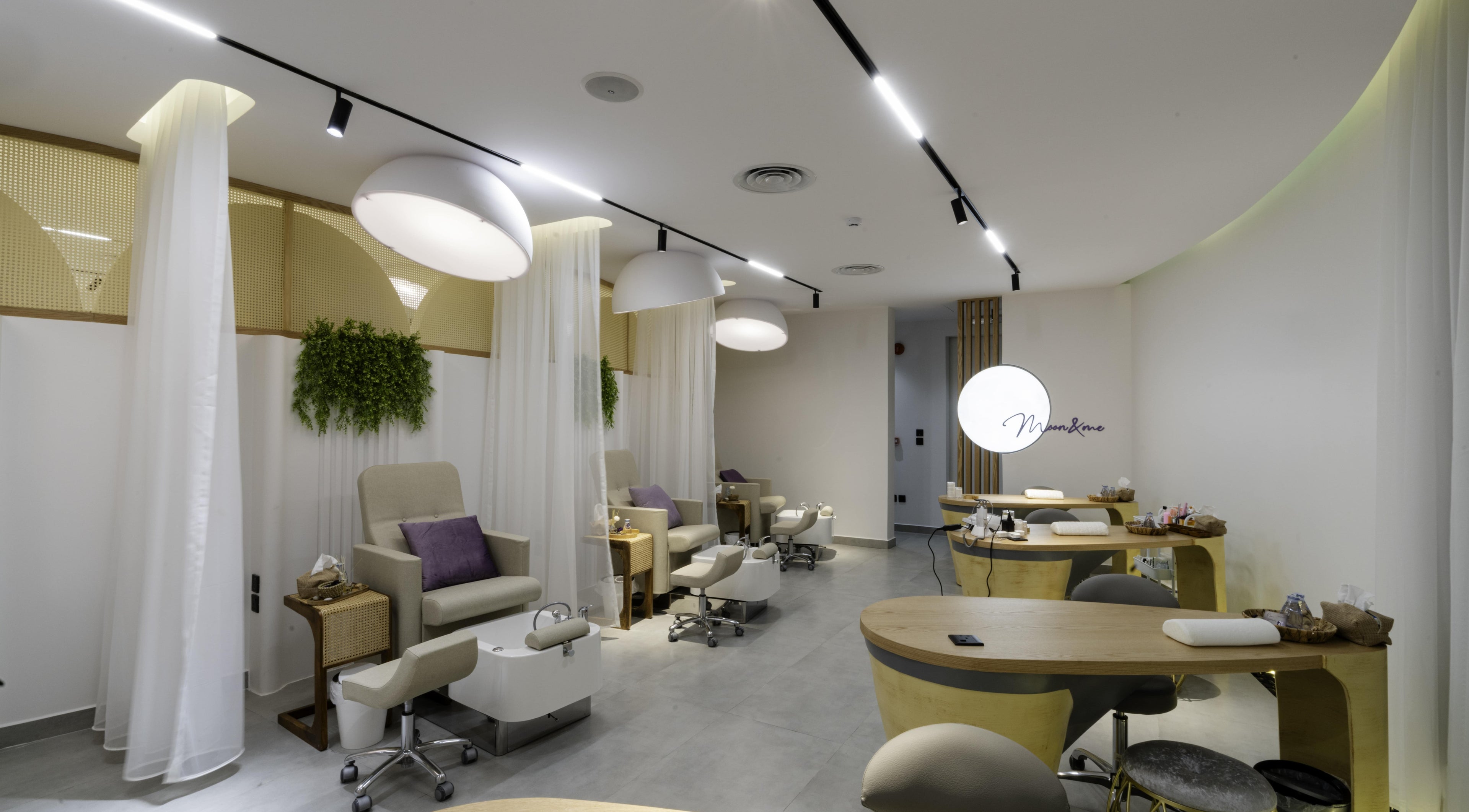 ديكور داخلي راقي في Moon and Me Salon بالرياض، منطقة الرياض، SA، يعزز الجمال والعافية.