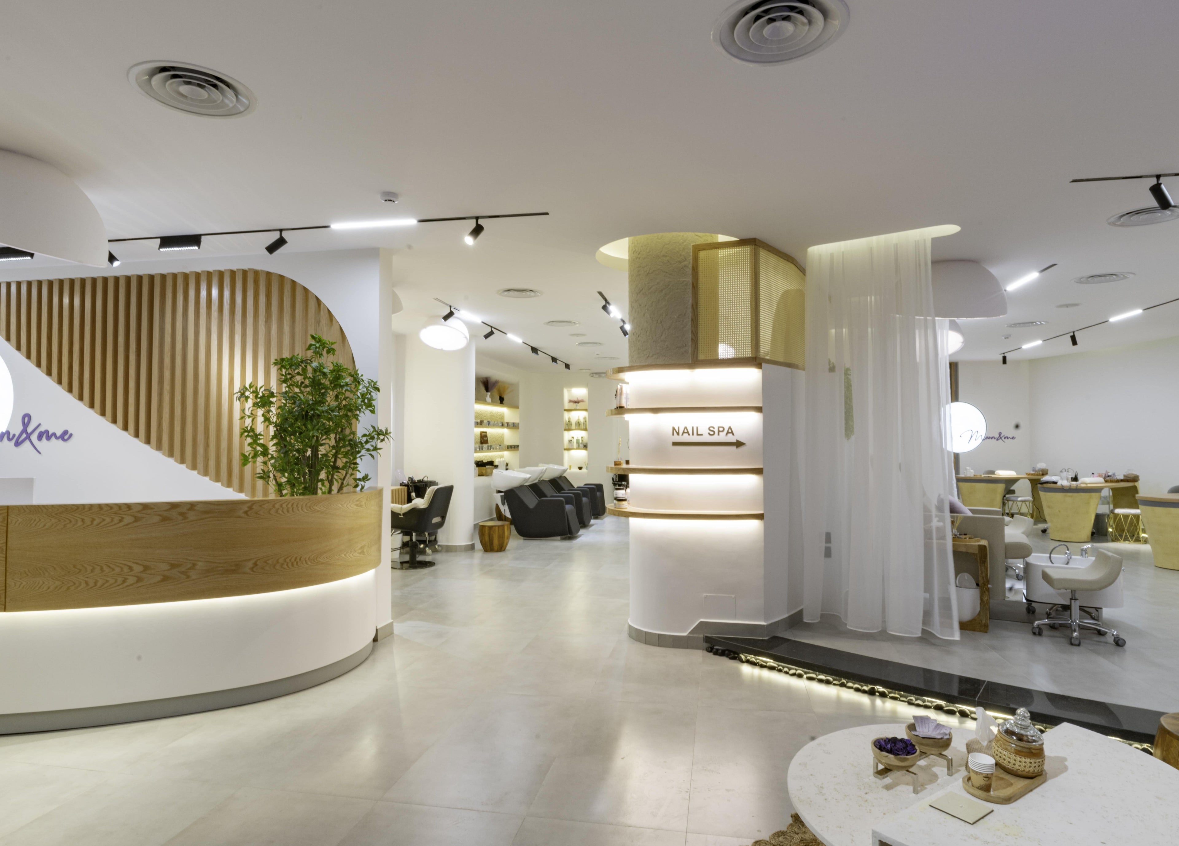 تصميم داخلي راقي لصالون Moon and Me Salon في الرياض, منطقة الرياض, SA مع مواقع استرخاء.