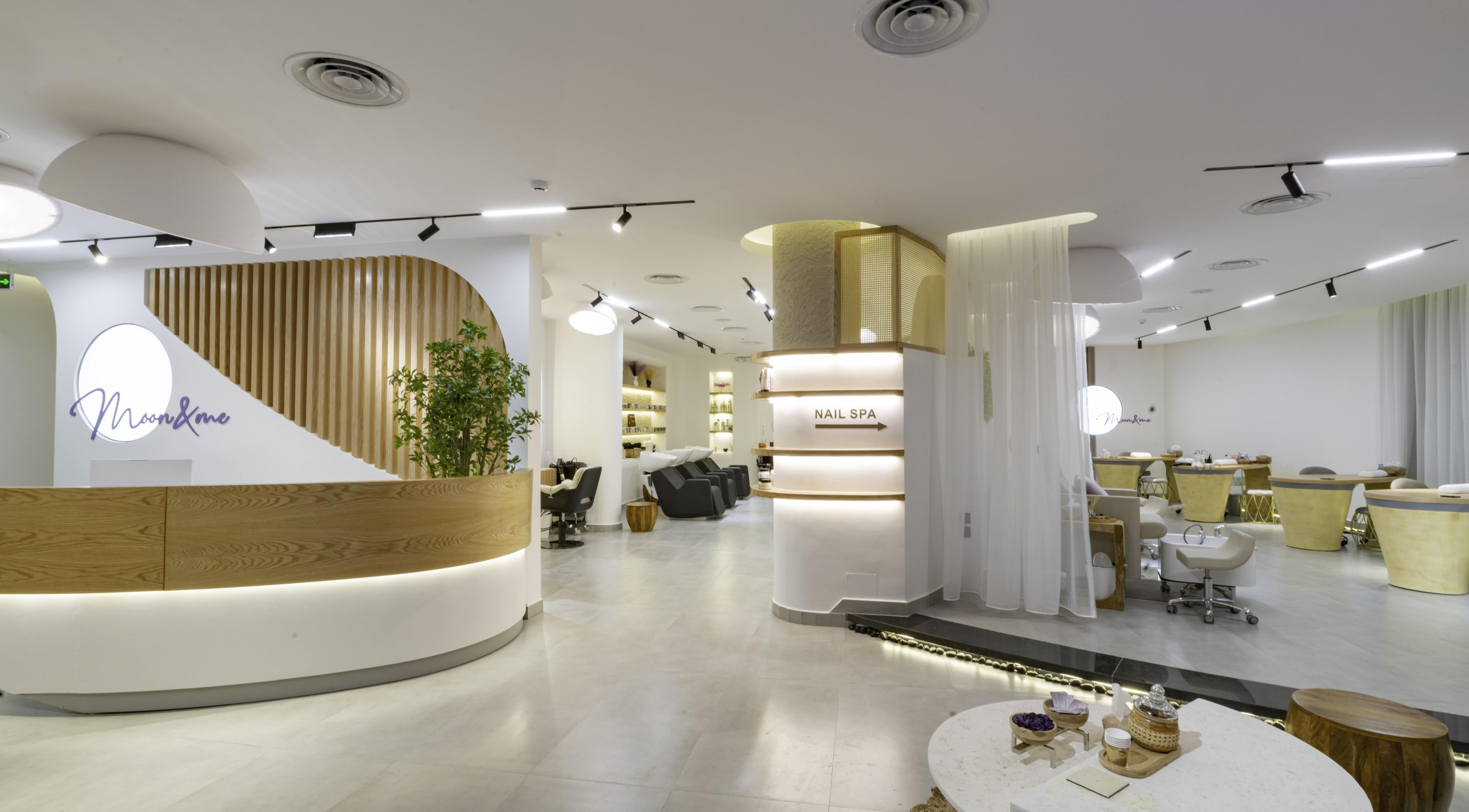 تصميم داخلي راقي لصالون Moon and Me Salon في الرياض, منطقة الرياض, SA مع مواقع استرخاء.