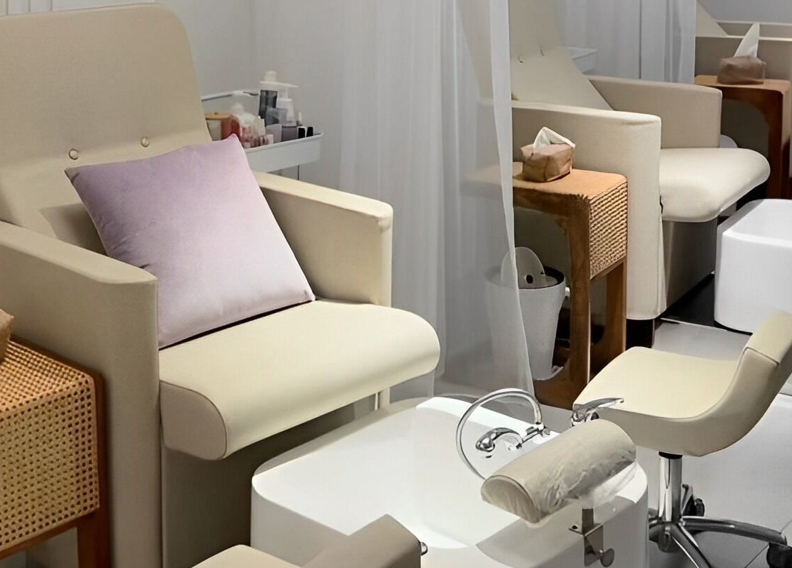 مقاعد مريحة في Moon and Me Salon بالرياض, منطقة الرياض, SA لراحة العملاء.