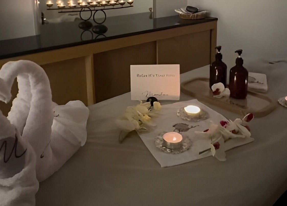 طاولة تدليك مزينة بالزهور والشموع في Moon and Me Salon بالرياض, منطقة الرياض, SA.