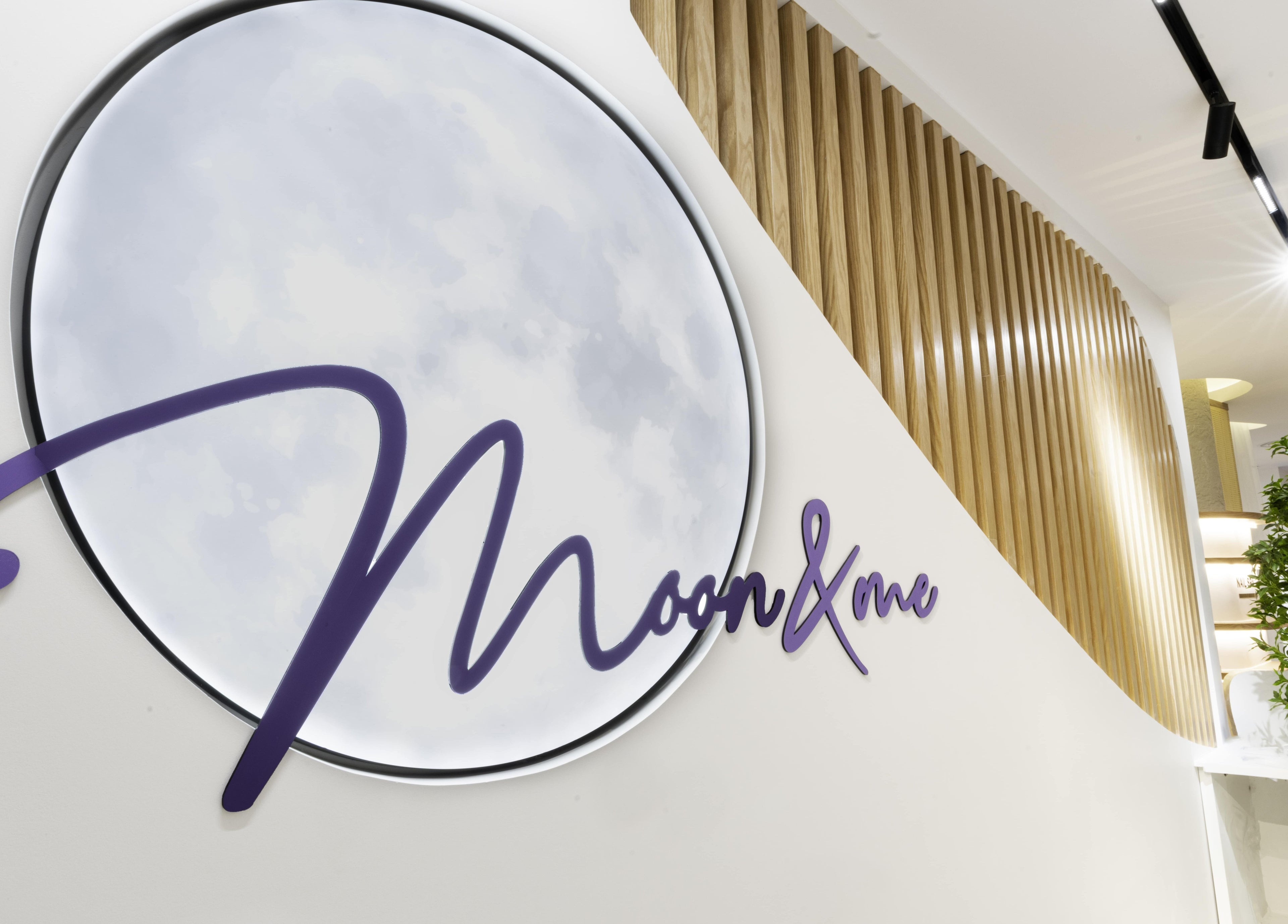 شعار Moon and Me Salon البارز في الرياض, منطقة الرياض, SA بجانب تصميم داخلي عصري.