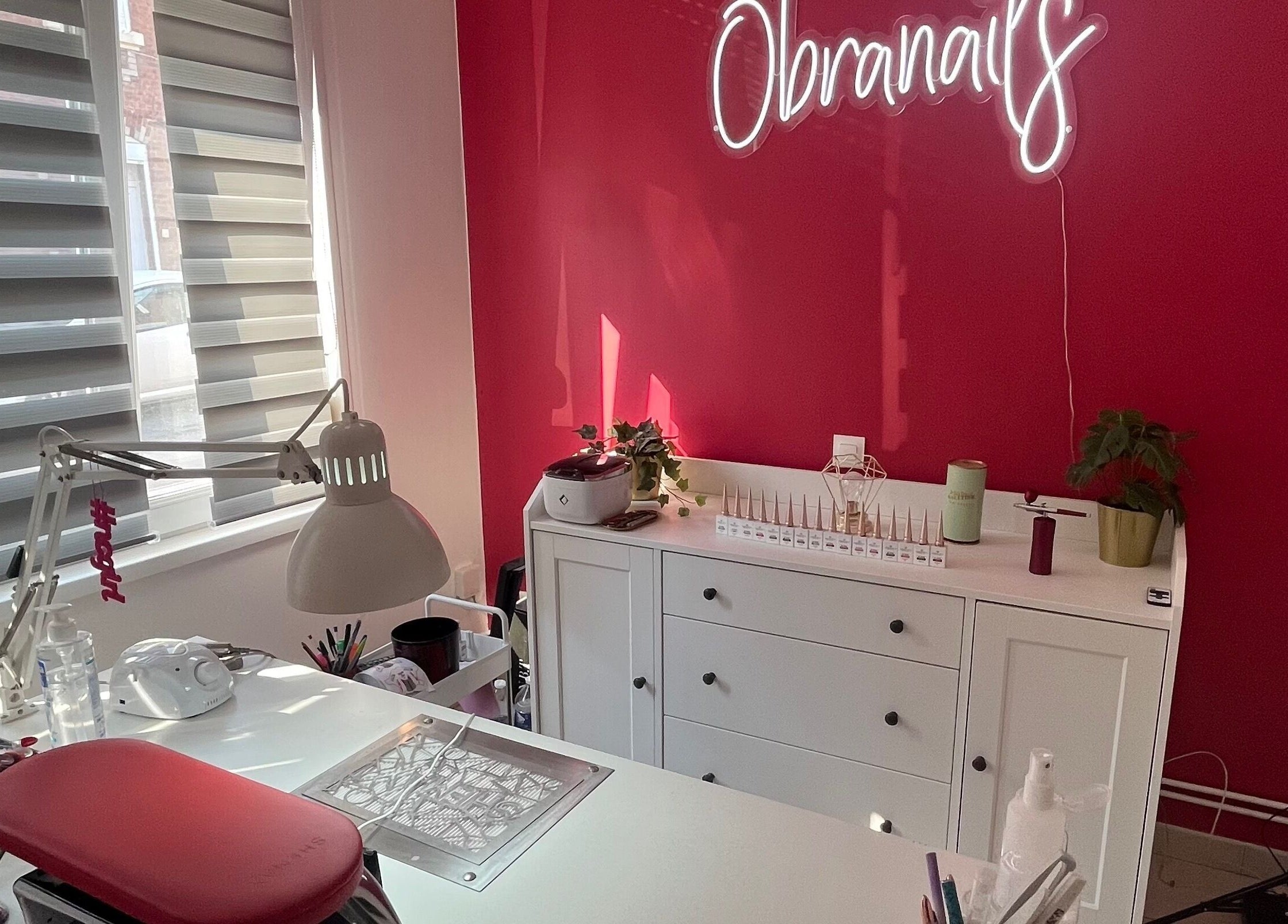 Espace manucure élégant chez Obranails, Cambrai, Hauts-de-France, FR avec déco moderne et ambiance relaxante.