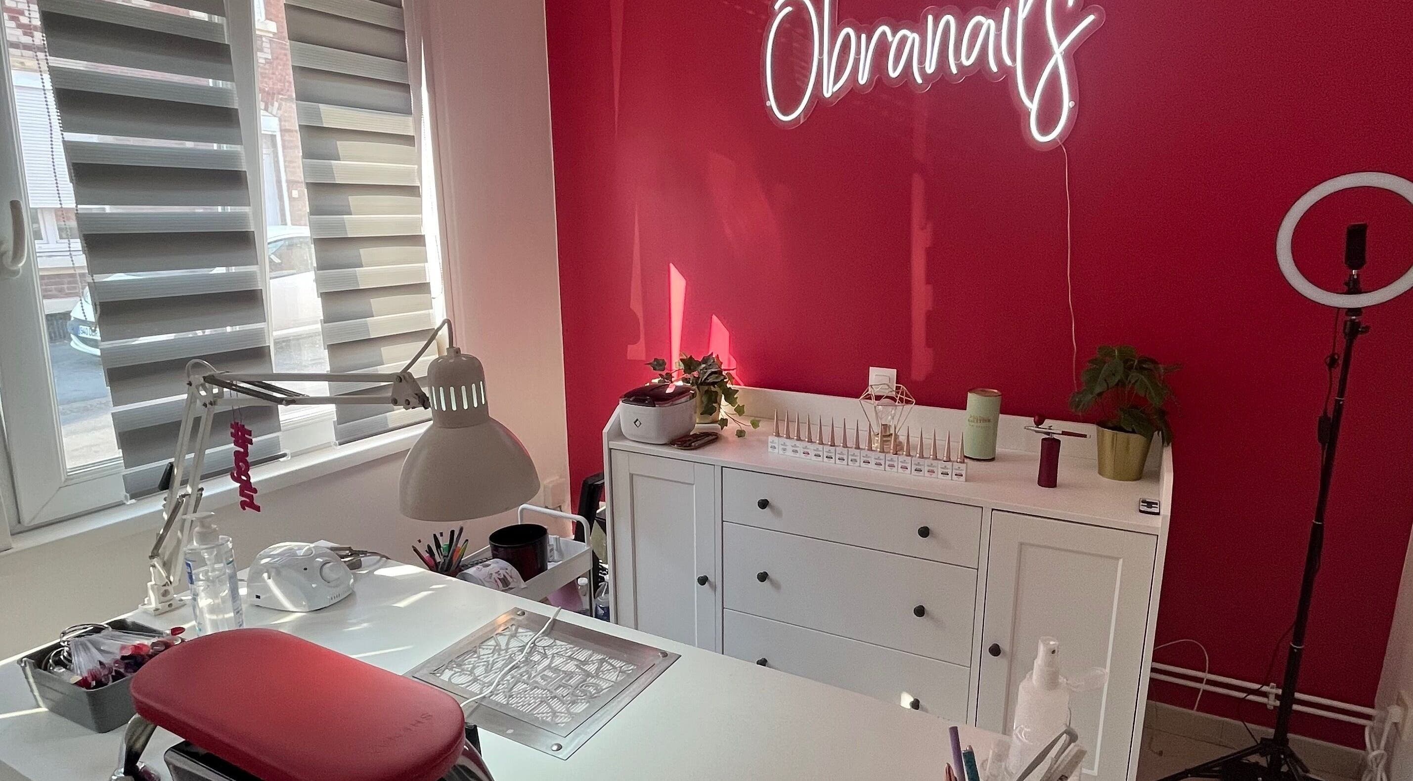 Espace manucure élégant chez Obranails, Cambrai, Hauts-de-France, FR avec déco moderne et ambiance relaxante.