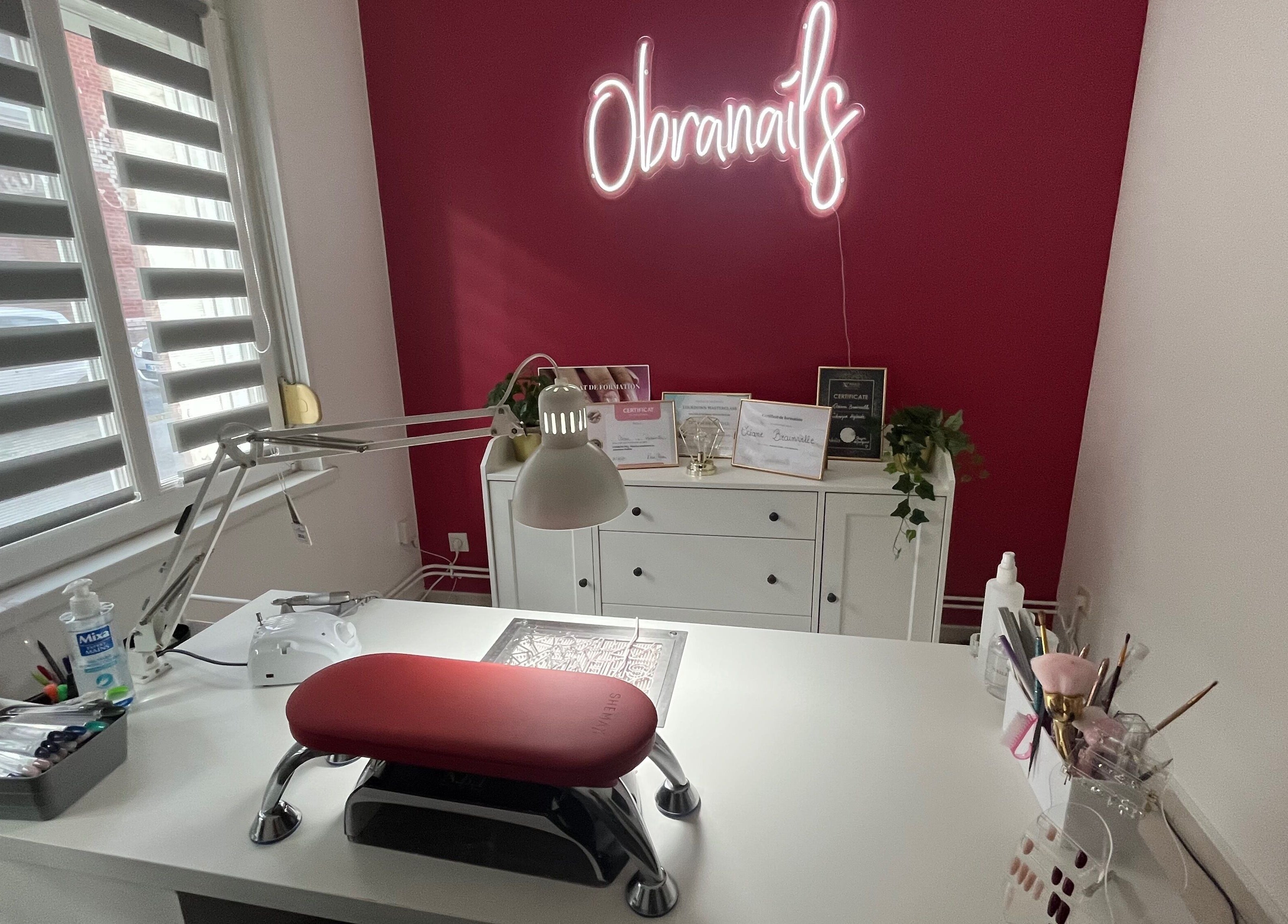 Salon Obranails à Cambrai, Hauts-de-France, FR: espace de soin ongulaire élégant avec décor moderne.