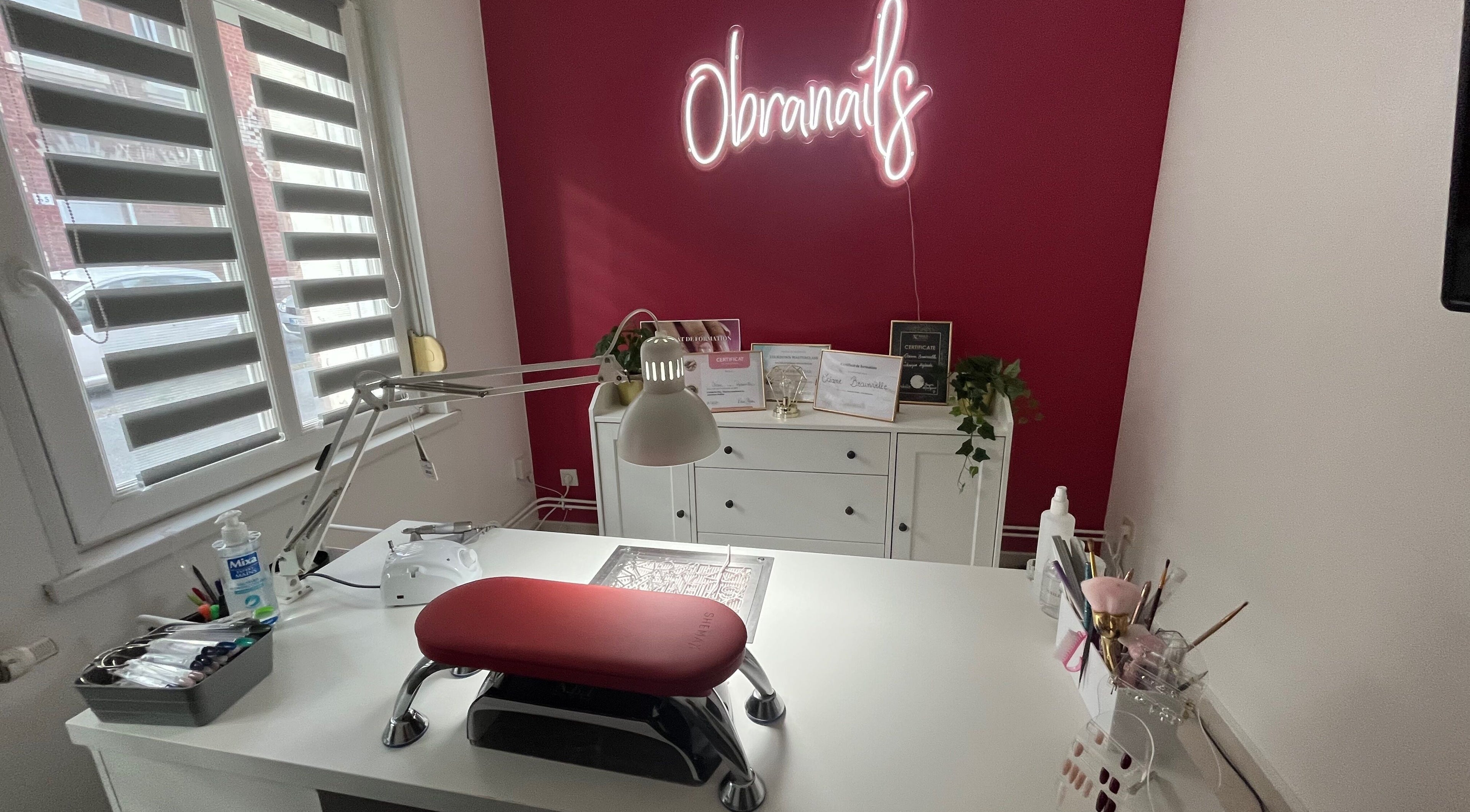 Salon Obranails à Cambrai, Hauts-de-France, FR: espace de soin ongulaire élégant avec décor moderne.