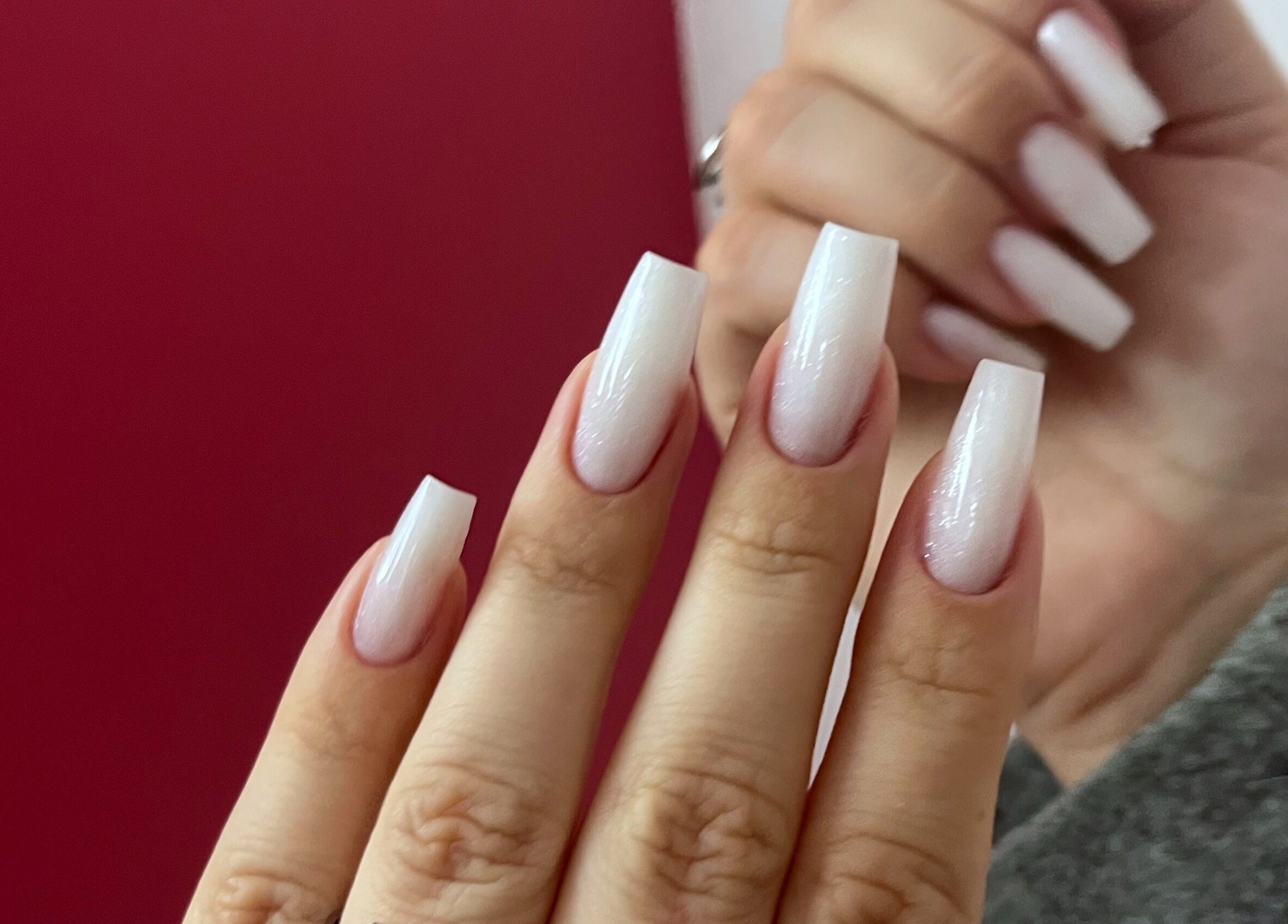 Ongles élégants à Obranails, Cambrai, Hauts-de-France, FR, avec une finition blanche impeccable.