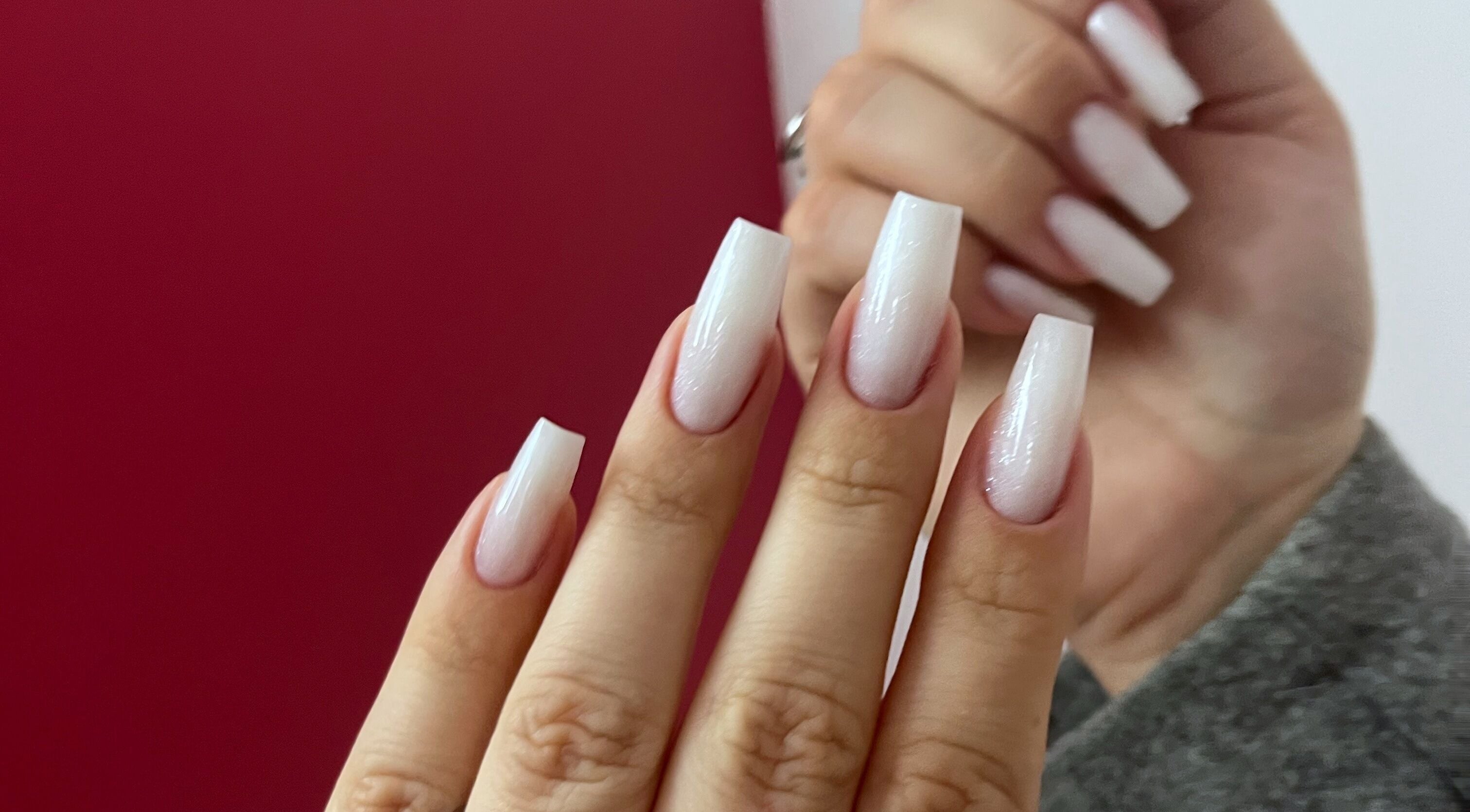 Ongles élégants à Obranails, Cambrai, Hauts-de-France, FR, avec une finition blanche impeccable.