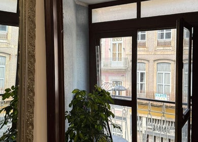 Janela elegante em Our Porto Studio, Porto, Porto, PT, com vistas para a arquitetura histórica.