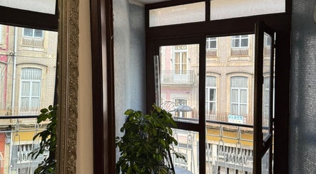 Janela elegante em Our Porto Studio, Porto, Porto, PT, com vistas para a arquitetura histórica.