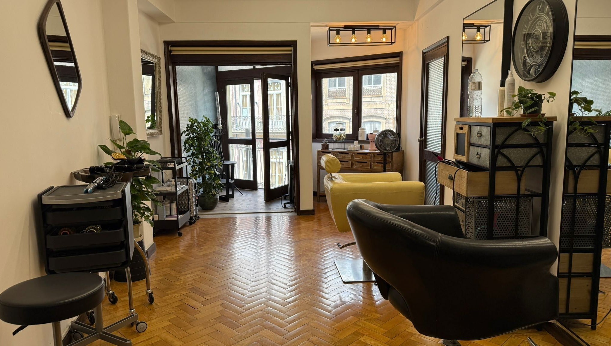 Espaço moderno e acolhedor em Our Porto Studio, Porto, Porto, PT, com cadeira de salão e decoração elegante.