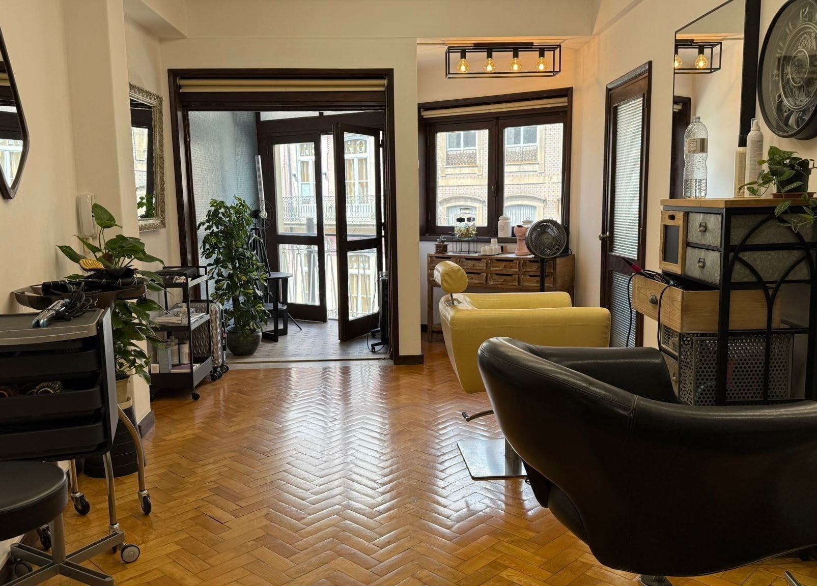 Espaço moderno e acolhedor em Our Porto Studio, Porto, Porto, PT, com cadeira de salão e decoração elegante.