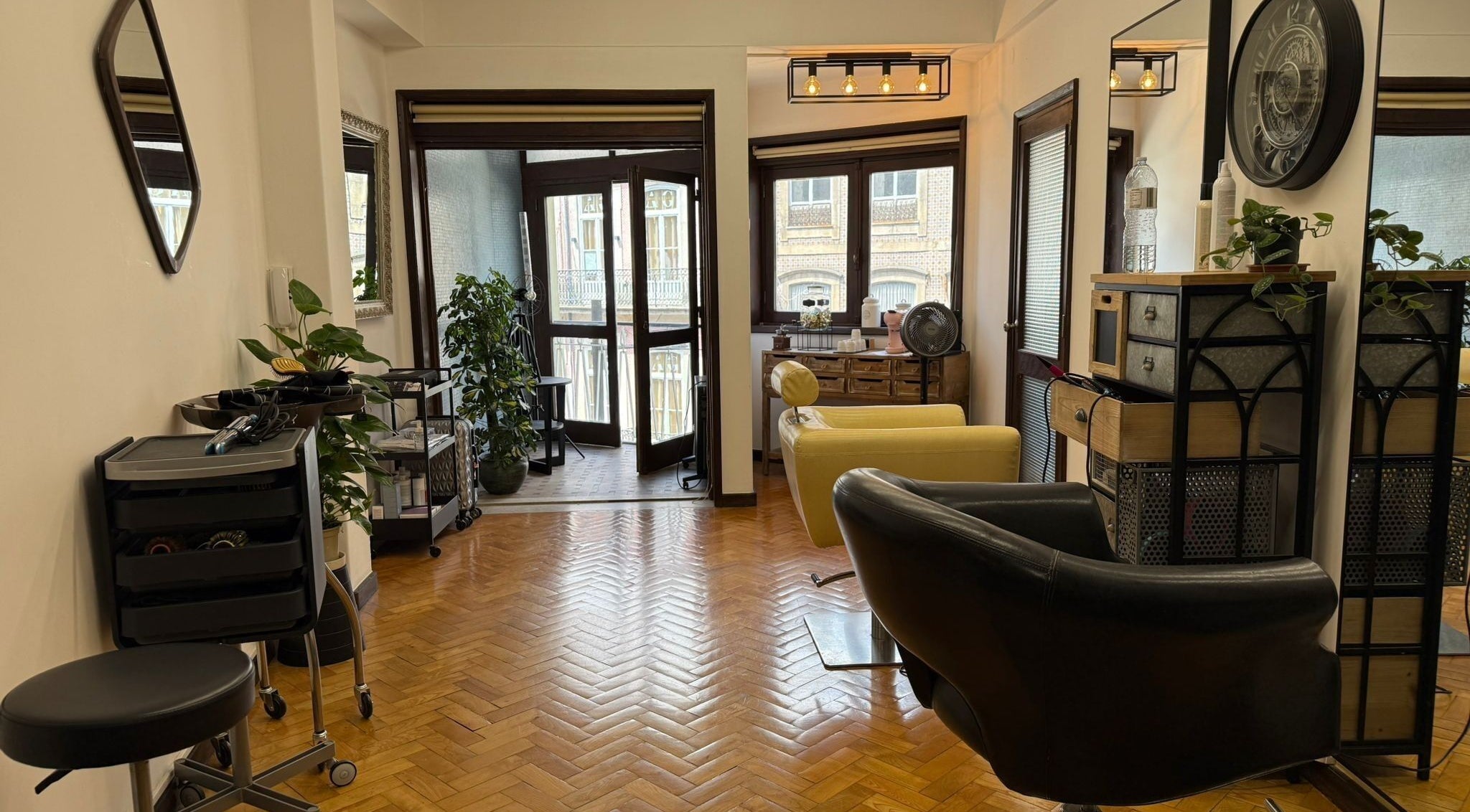 Espaço moderno e acolhedor em Our Porto Studio, Porto, Porto, PT, com cadeira de salão e decoração elegante.