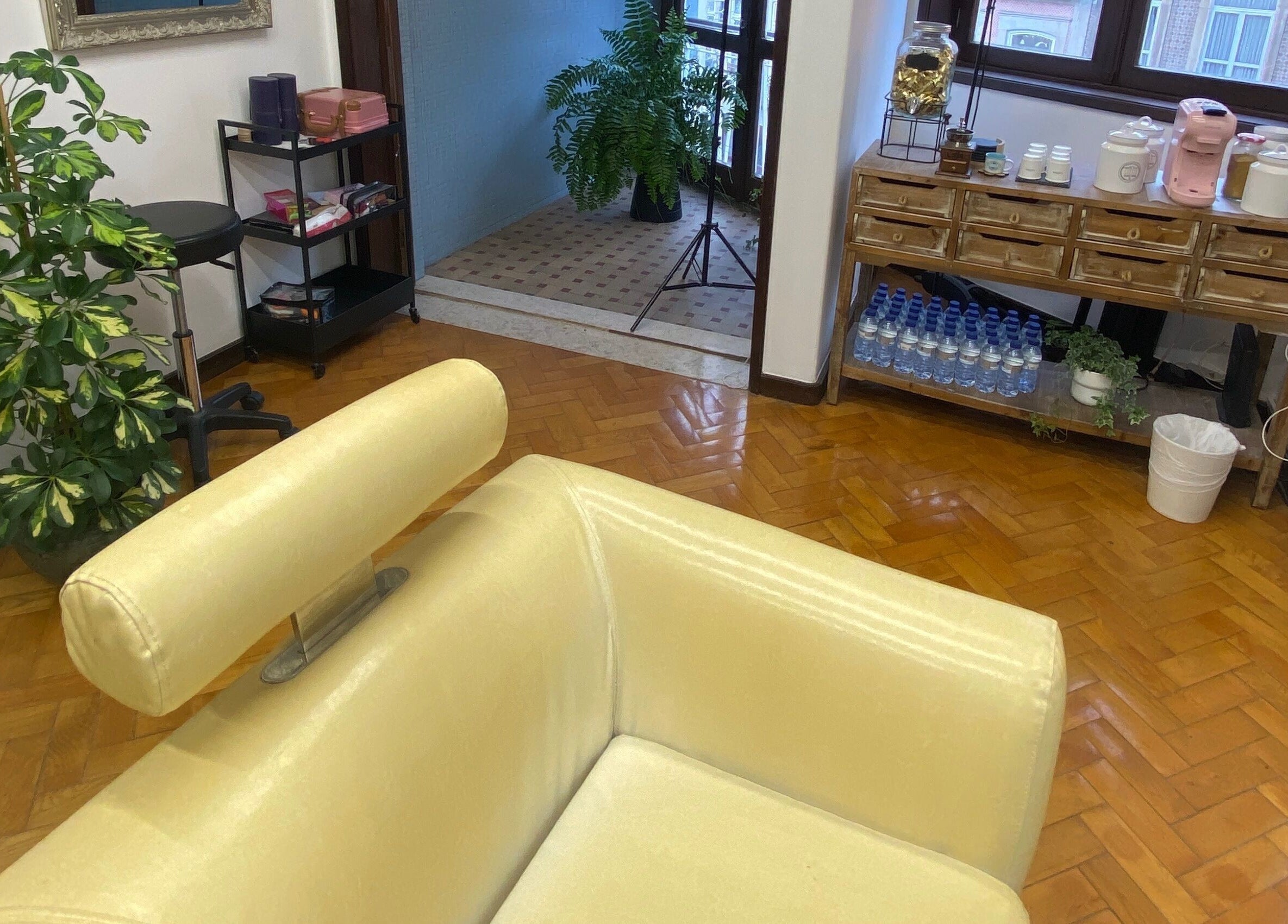 Interior acolhedor do Our Porto Studio em Porto, Porto, PT, com sofá creme e detalhes decorativos.