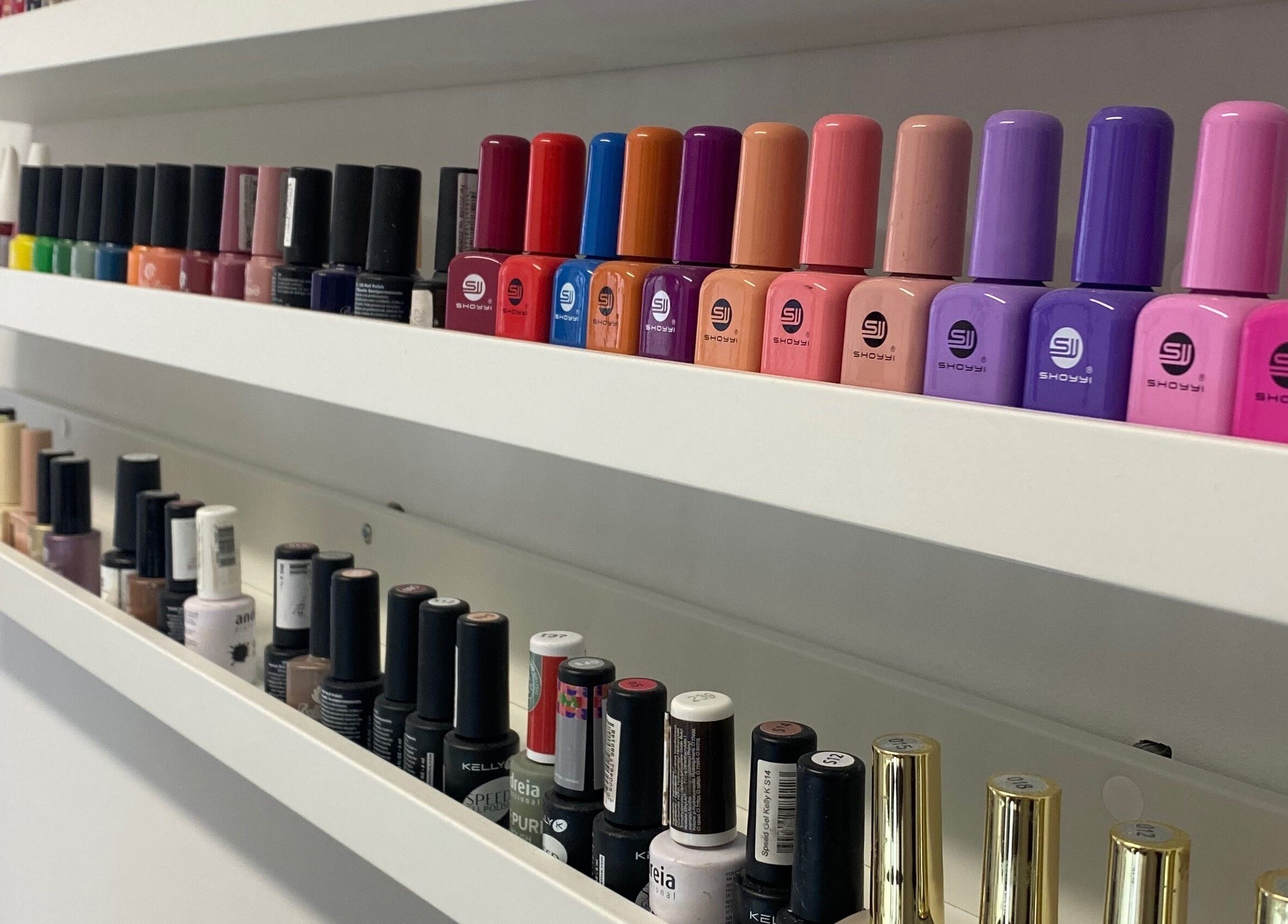 Variedade de esmaltes coloridos na prateleira do Our Porto Studio, Porto, Porto, PT.