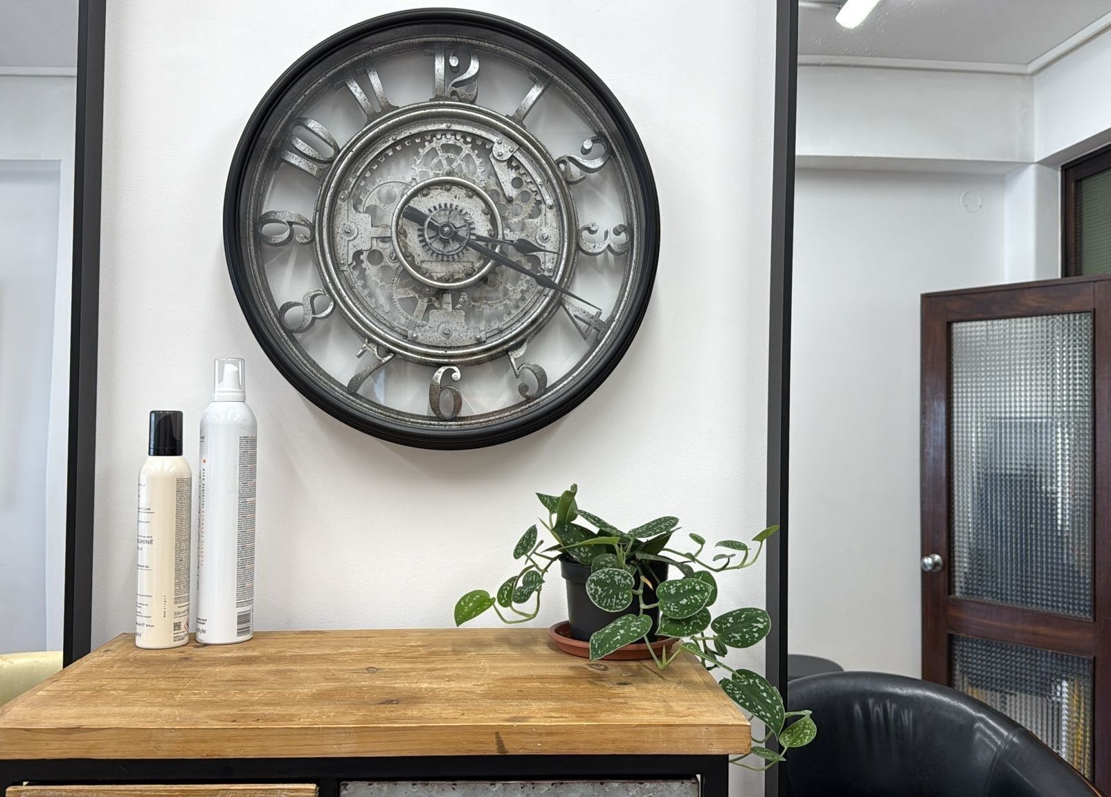 Relógio vintage na parede de Our Porto Studio, Porto, Porto, PT. Ambiente acolhedor e estiloso.