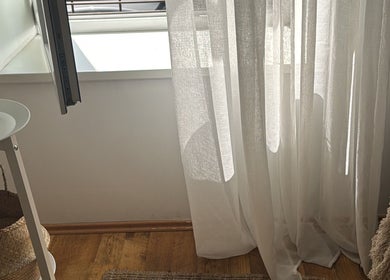 Cozy corner with natural light and decor at Madara Z Beauty in Rīga, LV, creating a peaceful ambiance.