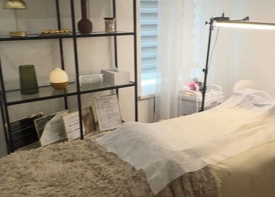 Relaxing treatment room at Madara Z Beauty / Brows by Madara Centrs, Rīga, LV with a cozy bed and elegant decor.