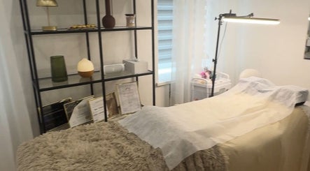 Relaxing treatment room at Madara Z Beauty / Brows by Madara Centrs, Rīga, LV with a cozy bed and elegant decor.