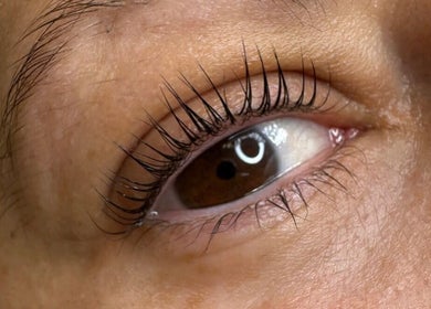 Close-up of styled eyelashes at Madara Z Beauty in Rīga, LV showcasing precision brow detailing.