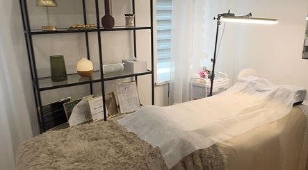 Cozy treatment room at Madara Z Beauty / Brows by Madara Centrs, Rīga, LV, featuring modern decor and ambient lighting.