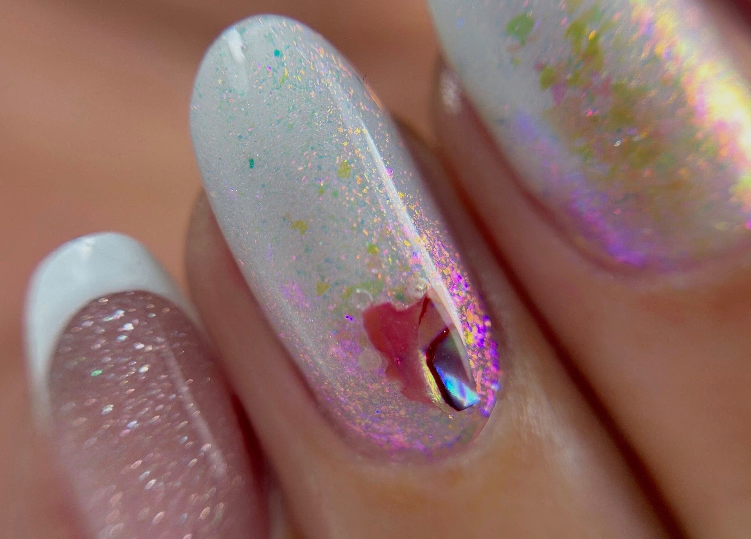 Uñas decoradas con brillo iridiscente en Lisbhet Nails, Babahoyo, Los Ríos, EC.