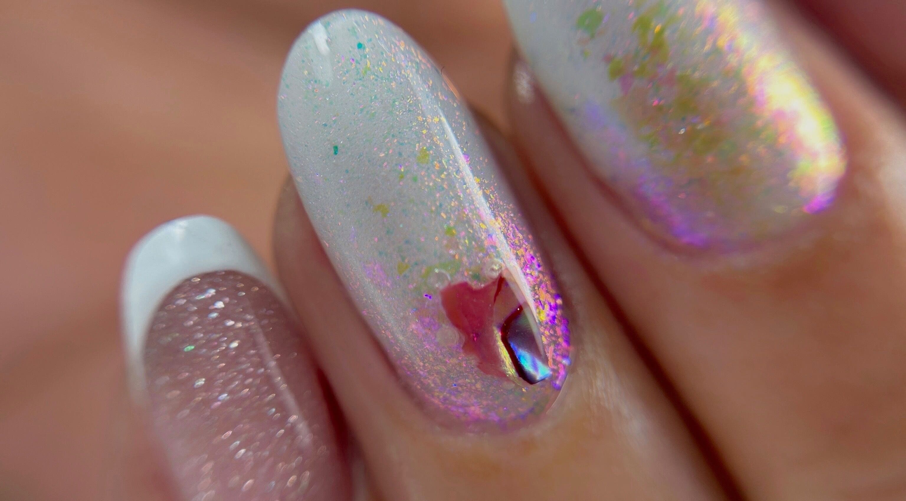 Uñas decoradas con brillo iridiscente en Lisbhet Nails, Babahoyo, Los Ríos, EC.