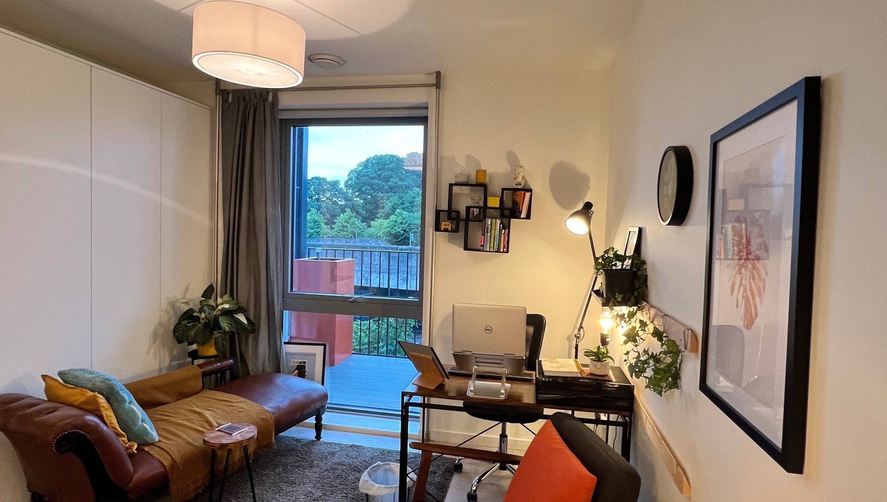 Sala acolhedora de Iago Nóbrega - Psychologist em Dublin, IE, com sofá, planta e mesa de escritório.