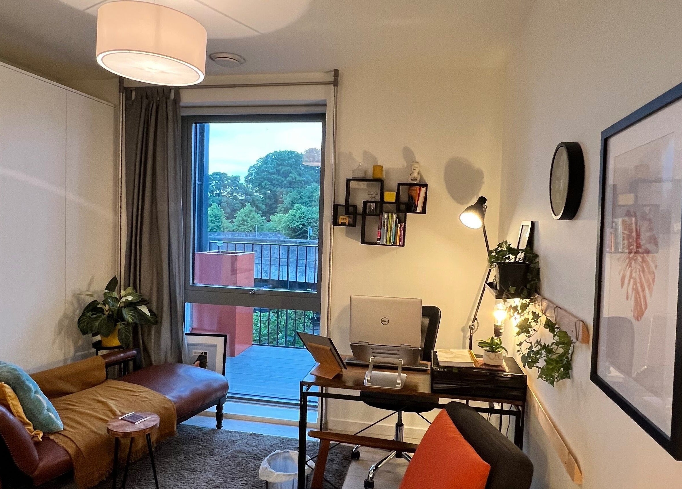 Sala acolhedora de Iago Nóbrega - Psychologist em Dublin, IE, com sofá, planta e mesa de escritório.