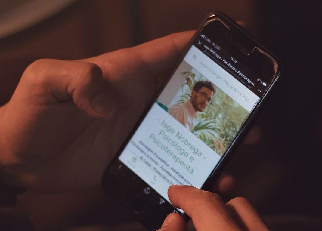 Visualização do site de Iago Nóbrega - Psychologist no celular em Dublin, IE.