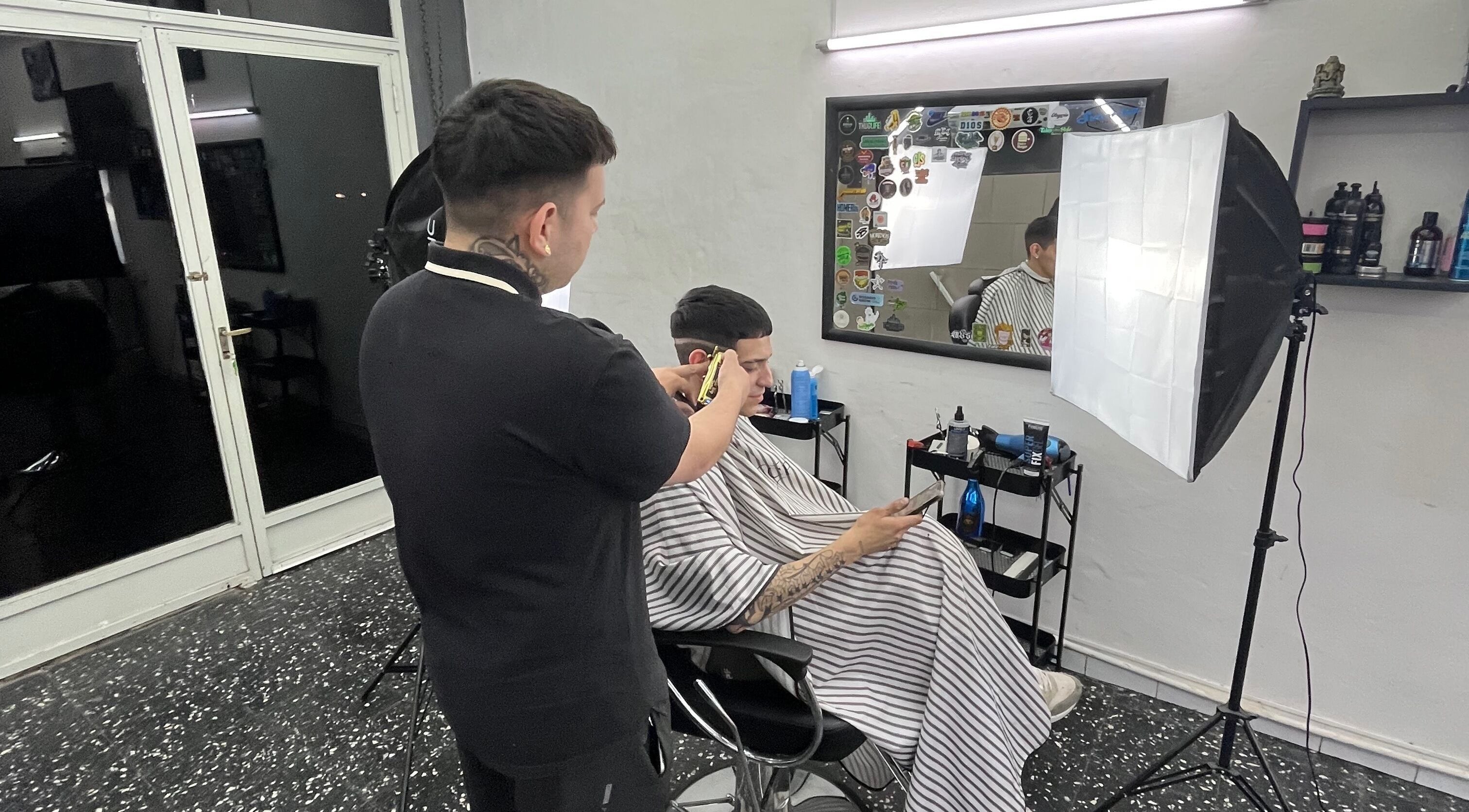 Barbero trabajando en Sicilia barbería, Rosario, Santa Fe, AR. Cliente relajado durante el corte de cabello.