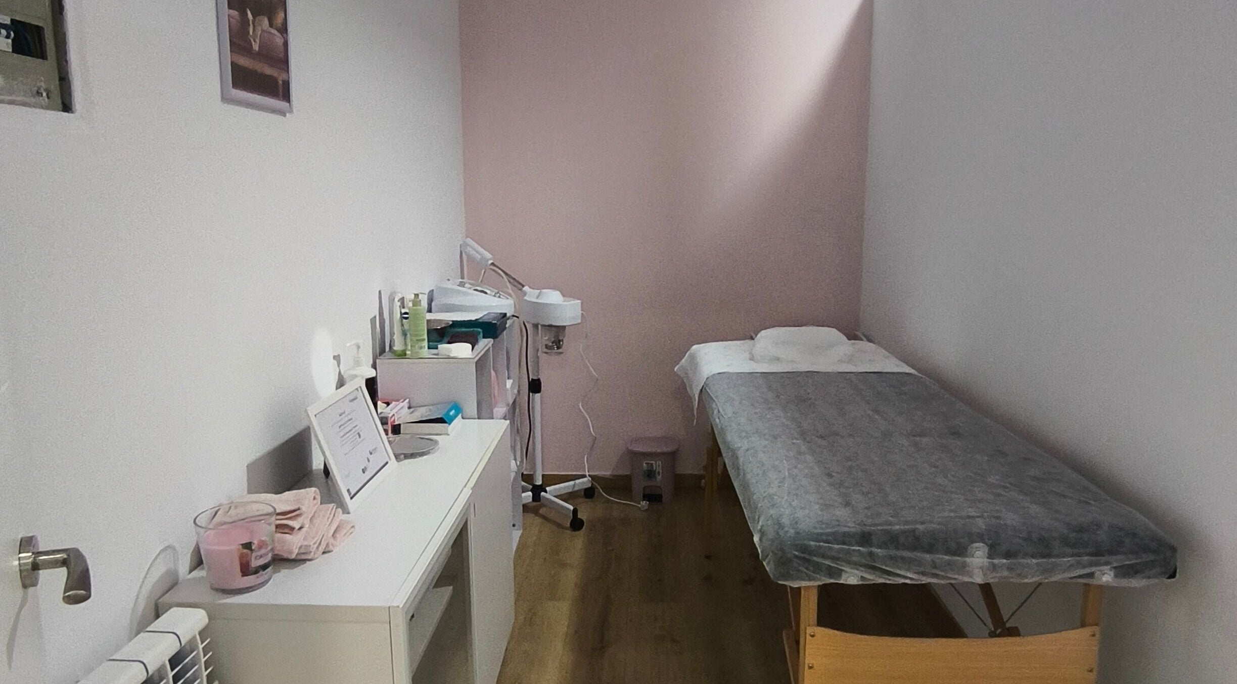 Sala de tratamiento en Clínica Iraci - Estética, Madrid, Comunidad De Madrid, ES, con cama y equipo.