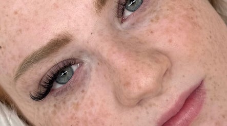 Luxe Lash by DK image 3