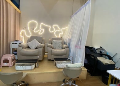 Relaxing pedicure chairs at Bangkok Beauty Studio in Krung Thep Maha Nakhon with ambient lighting.