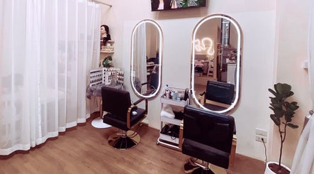 Chic salon setup at Bangkok Beauty Studio, Krung Thep Maha Nakhon, TH with mirrors and stylish chairs.