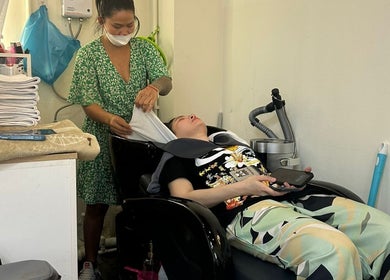 Client enjoys a relaxing wash at Bangkok Beauty Studio, Krung Thep Maha Nakhon, TH.