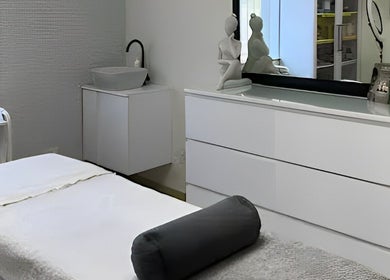 Calm treatment room at Daysha Aesthetics in Benoni, Gauteng, ZA, featuring modern decor and tranquil ambiance.