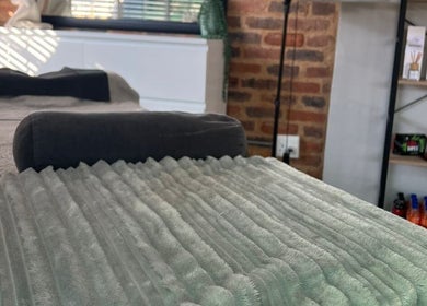 Relaxing treatment bed at Daysha Aesthetics in Benoni, Gauteng, ZA, offering a soothing spa experience.