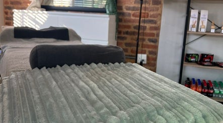 Relaxing treatment bed at Daysha Aesthetics in Benoni, Gauteng, ZA, offering a soothing spa experience.